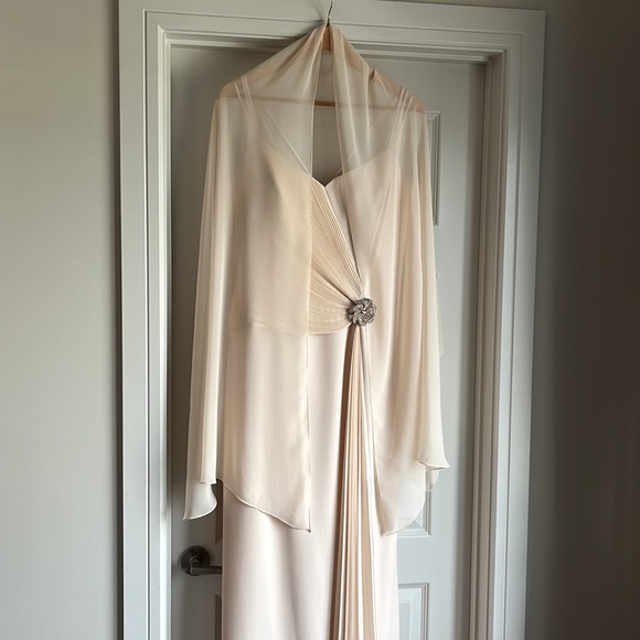 Daymore Couture. Size 12 Evening Gown / Wedding Dress. - Picture 6 of 8